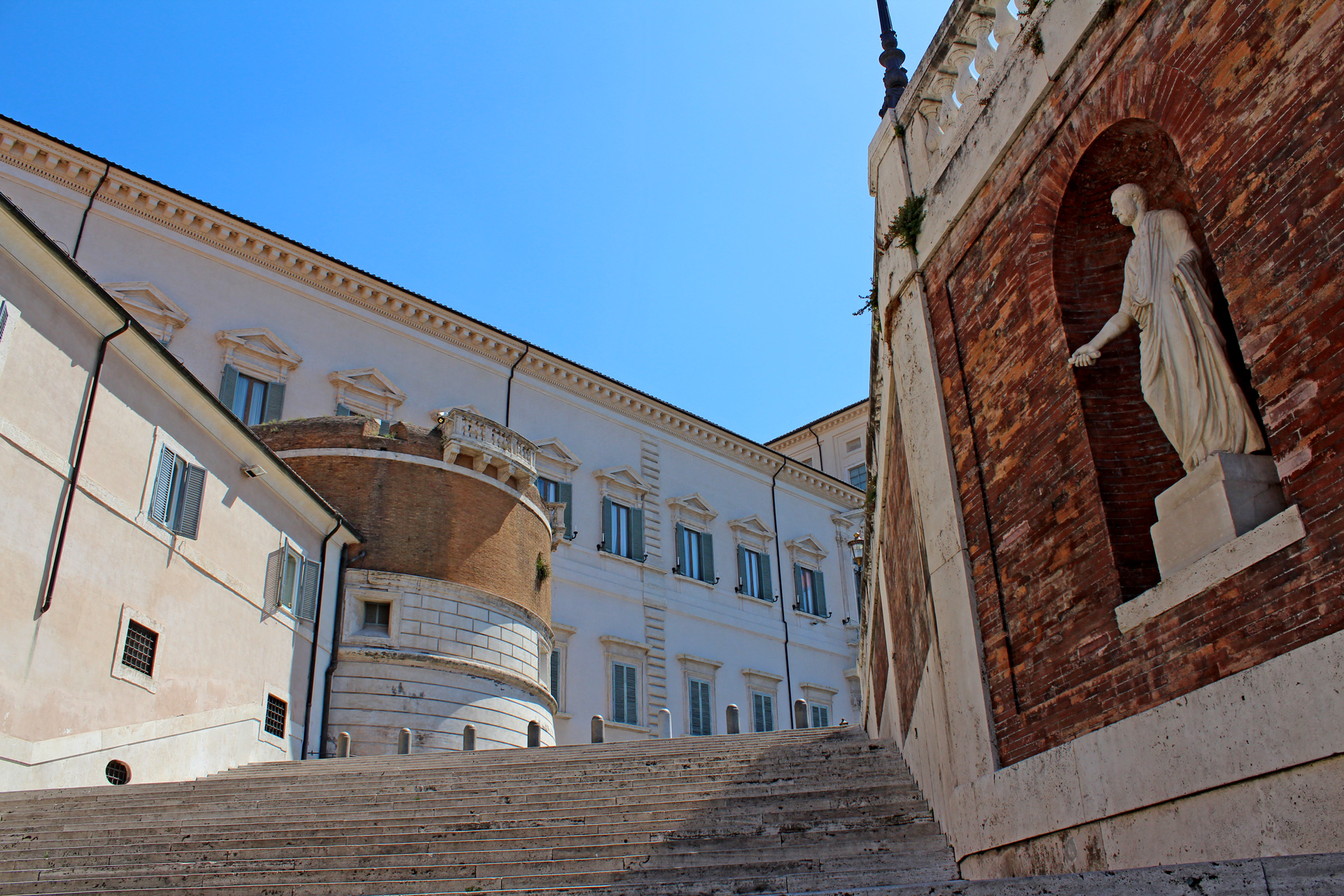 16 0412 Quirinale steps statue 2J